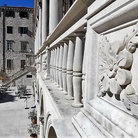Apartment Palace De Dominis *